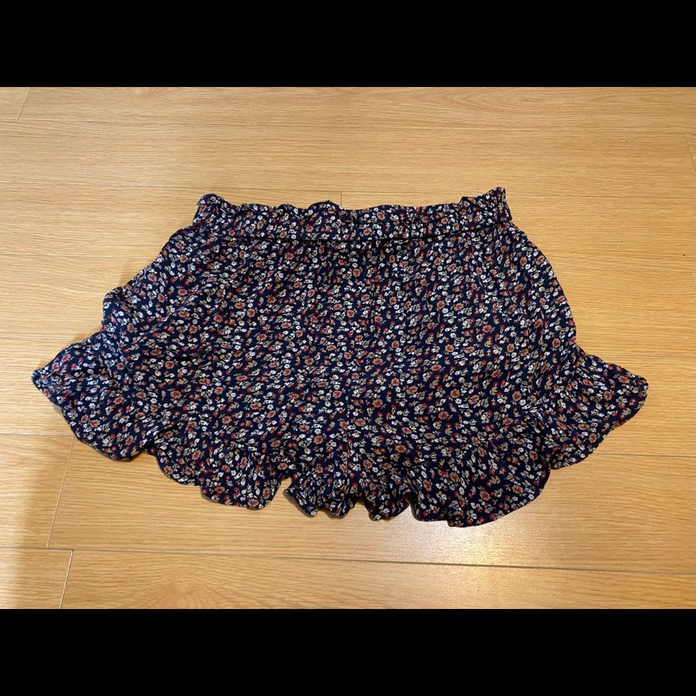 Hollister Frilly Ultra Hi Rise Shorts - Picture 2 of 3